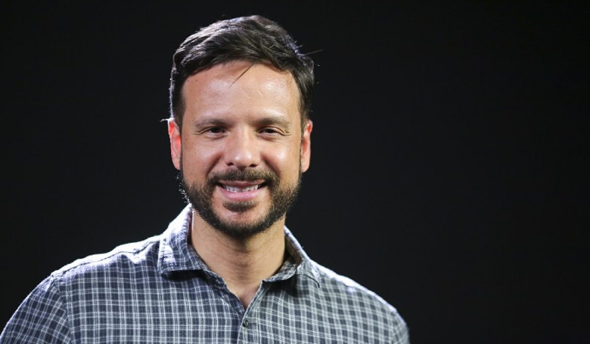 professor israel gay deputado